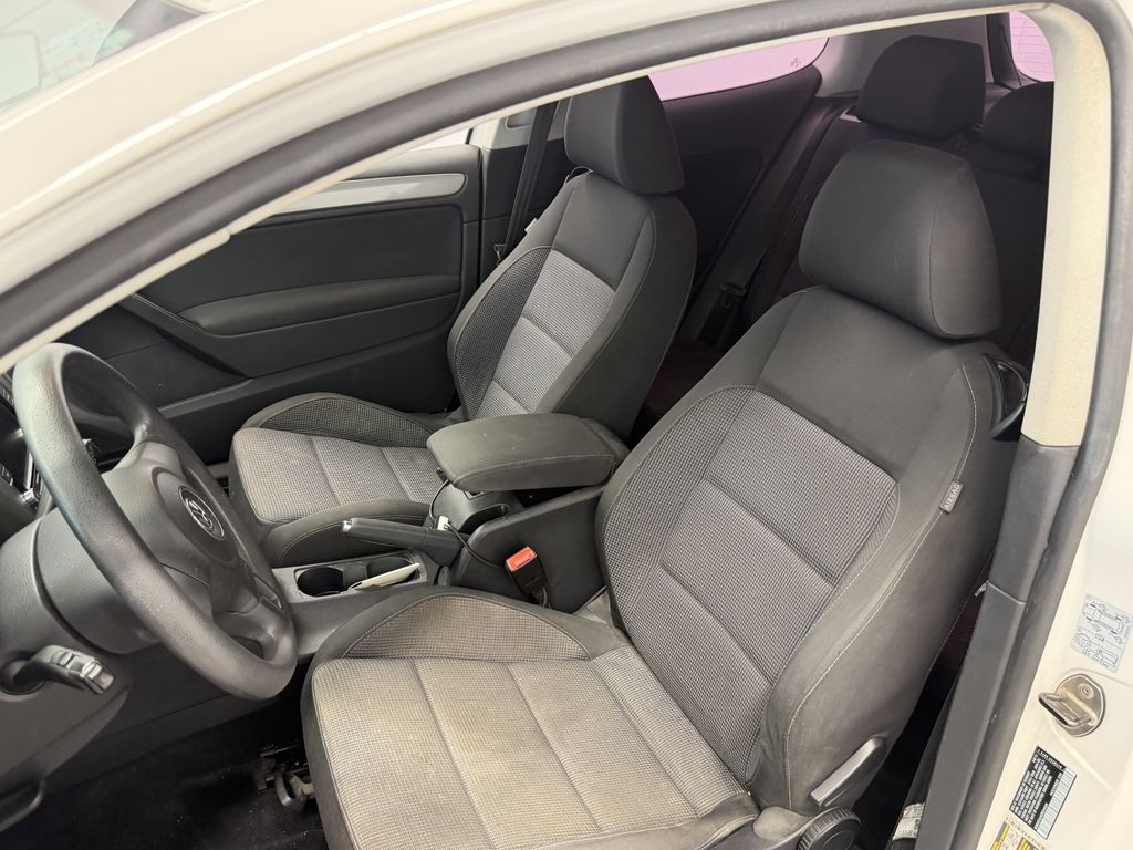 Thumbnail: 2012 Volkswagen Golf - 10