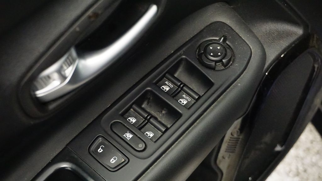 Thumbnail: 2019 Jeep Renegade - 23