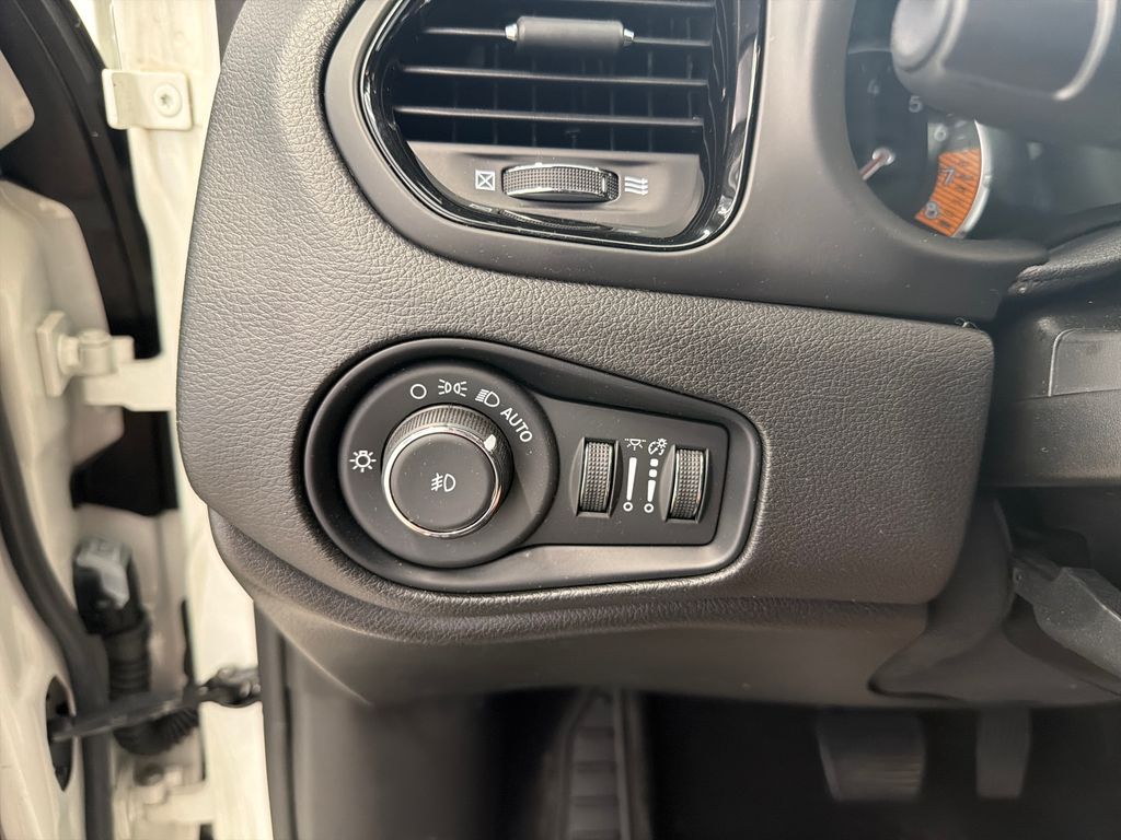 Thumbnail: 2022 Jeep Renegade - 21