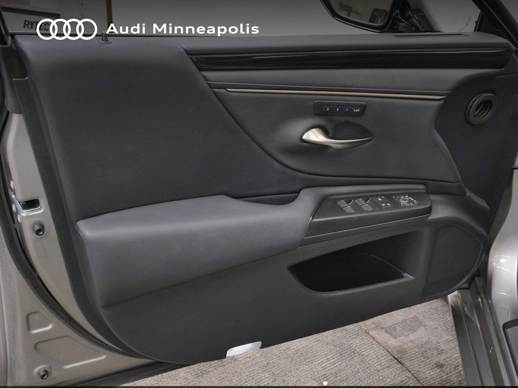 Thumbnail: 2021 Lexus ES - 24