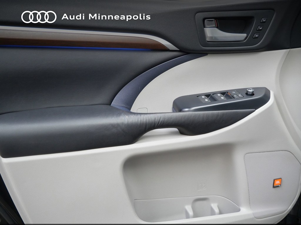 Thumbnail: 2016 Toyota Highlander - 15