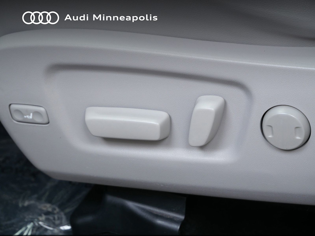 Thumbnail: 2016 Toyota Highlander - 16