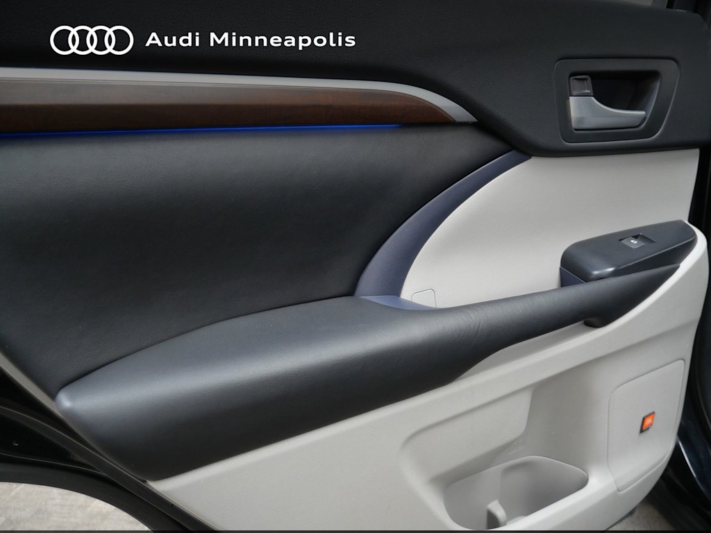 Thumbnail: 2016 Toyota Highlander - 17