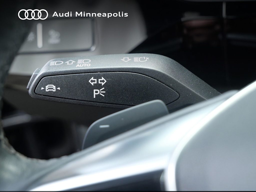 Thumbnail: 2023 Audi e-tron - 8