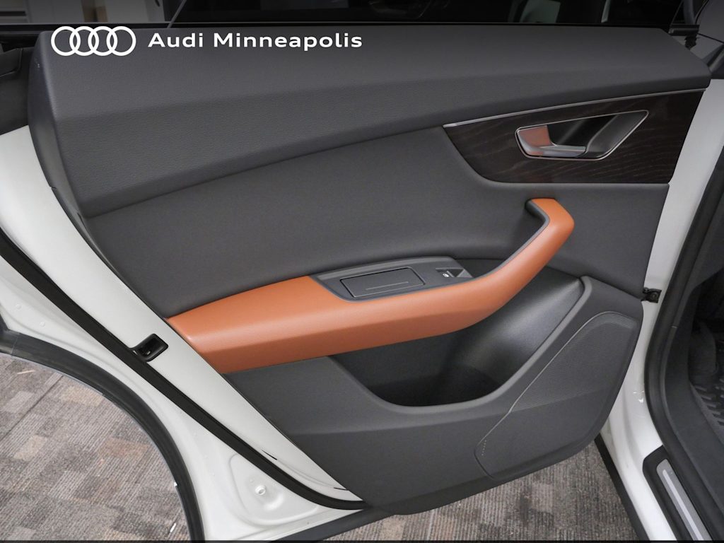 Thumbnail: 2023 Audi Q8 - 16