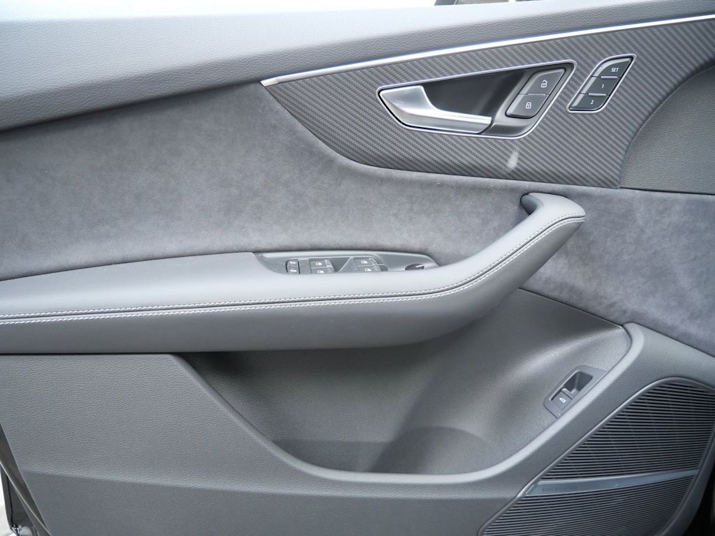 Thumbnail: 2026 Audi SQ7 - 12