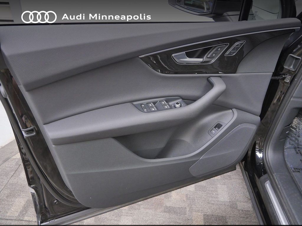 Thumbnail: 2023 Audi Q7 - 15