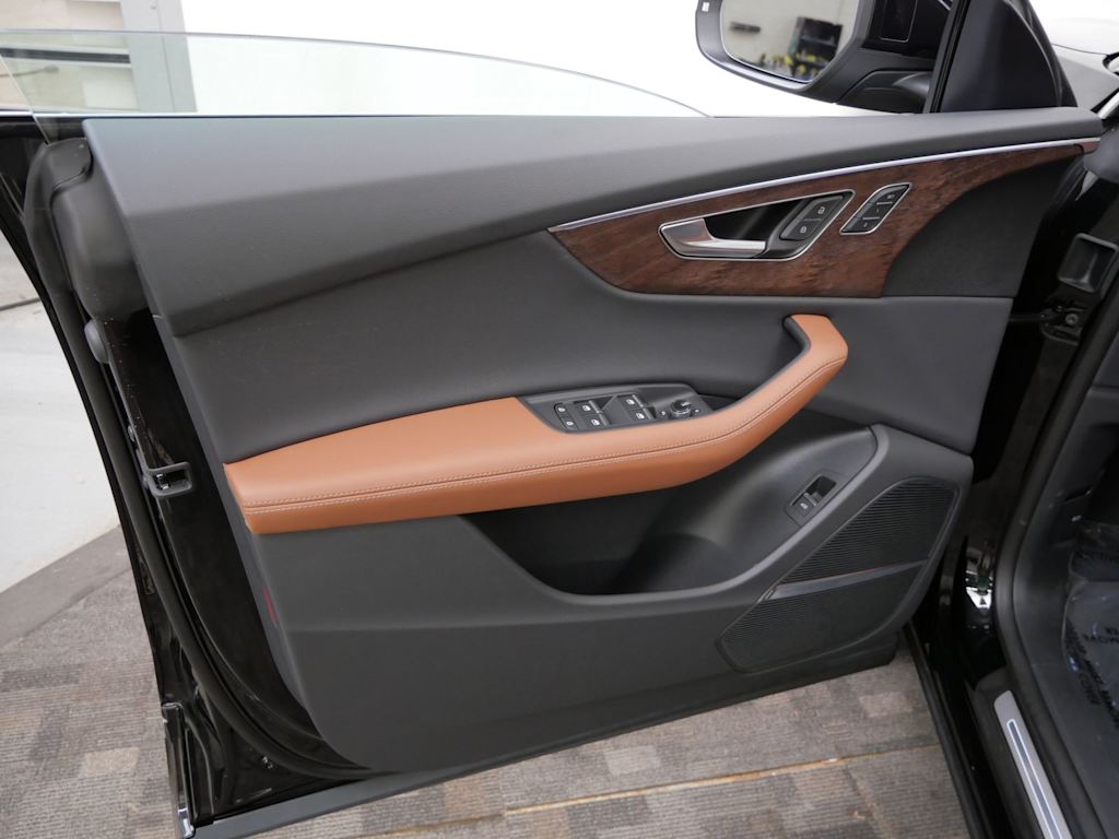 Thumbnail: 2026 Audi Q8 - 12