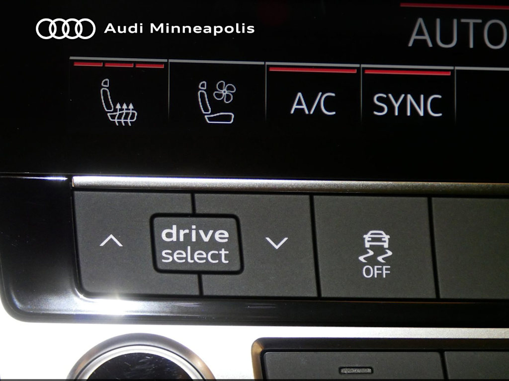 Thumbnail: 2025 Audi Q8 - 25