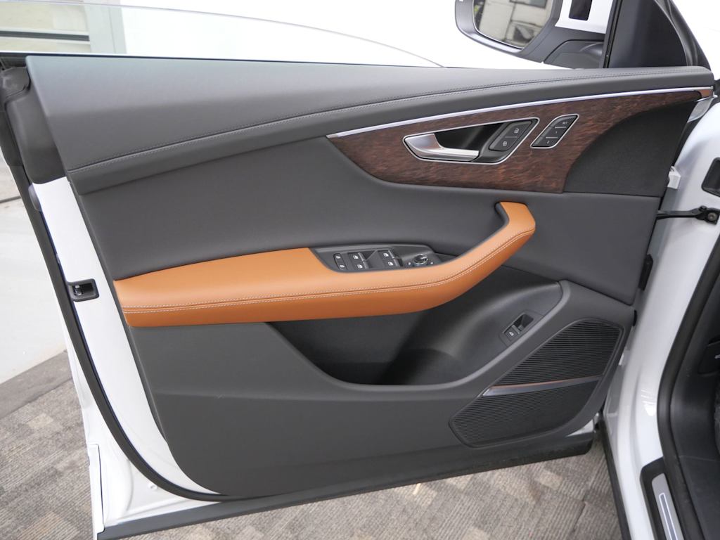 Thumbnail: 2026 Audi Q8 - 12