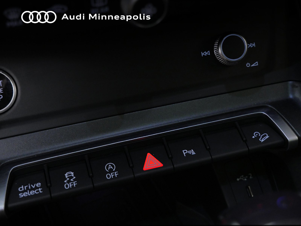 Thumbnail: 2023 Audi Q3 - 2