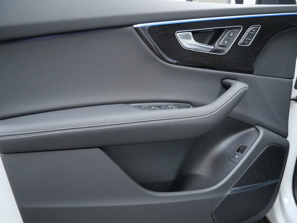 Thumbnail: 2026 Audi Q8 - 12