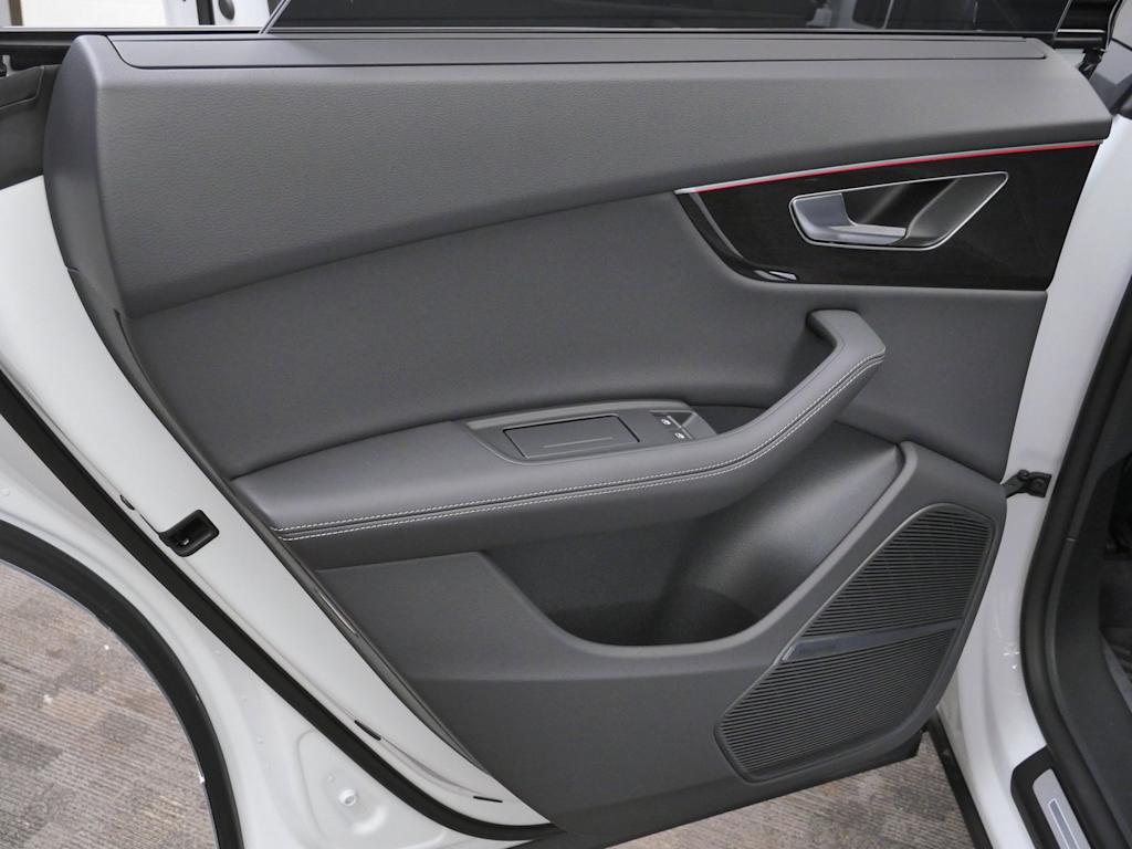Thumbnail: 2026 Audi Q8 - 14