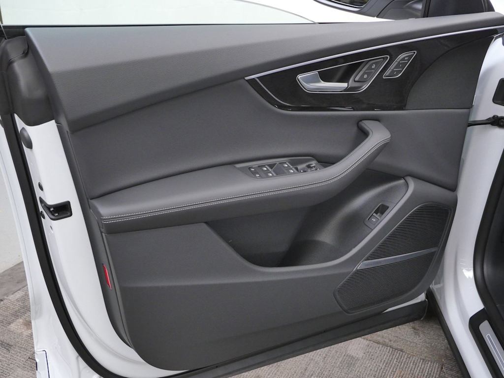 Thumbnail: 2026 Audi Q8 - 12