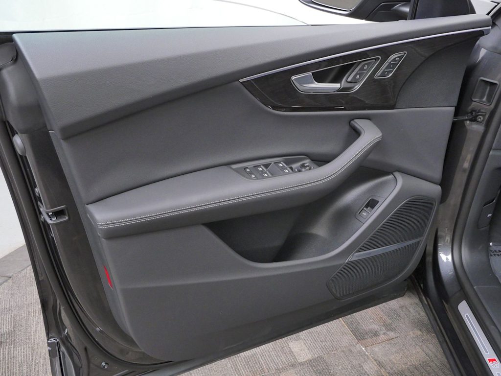 Thumbnail: 2026 Audi Q8 - 12