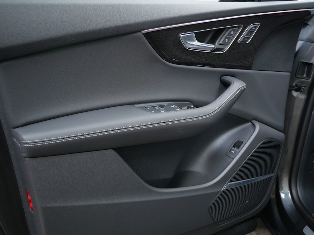 Thumbnail: 2026 Audi Q8 - 12