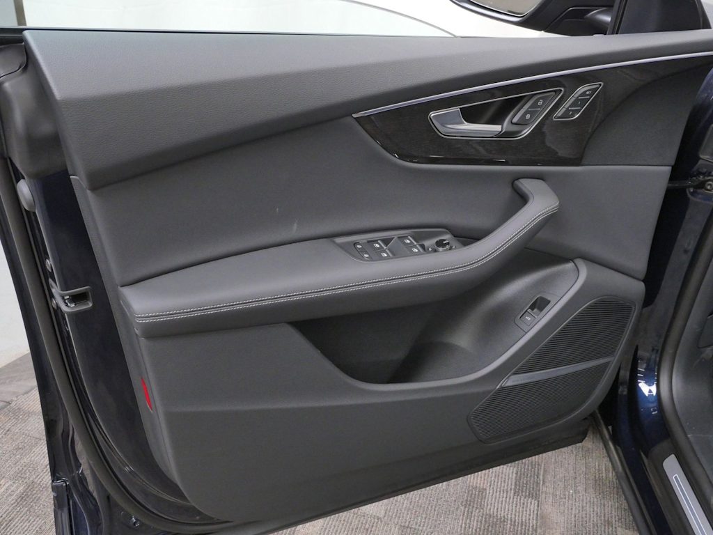 Thumbnail: 2026 Audi Q8 - 12