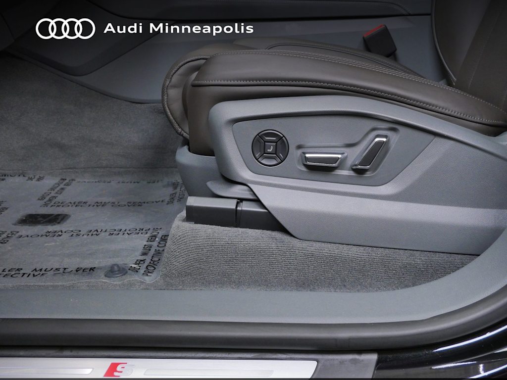 Thumbnail: 2023 Audi Q8 - 16