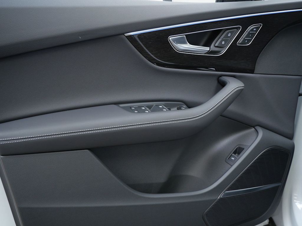 Thumbnail: 2026 Audi Q7 - 12