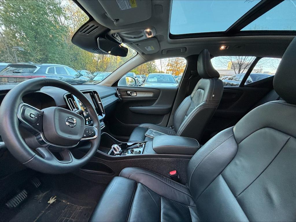 Thumbnail: 2022 Volvo XC40 - 5