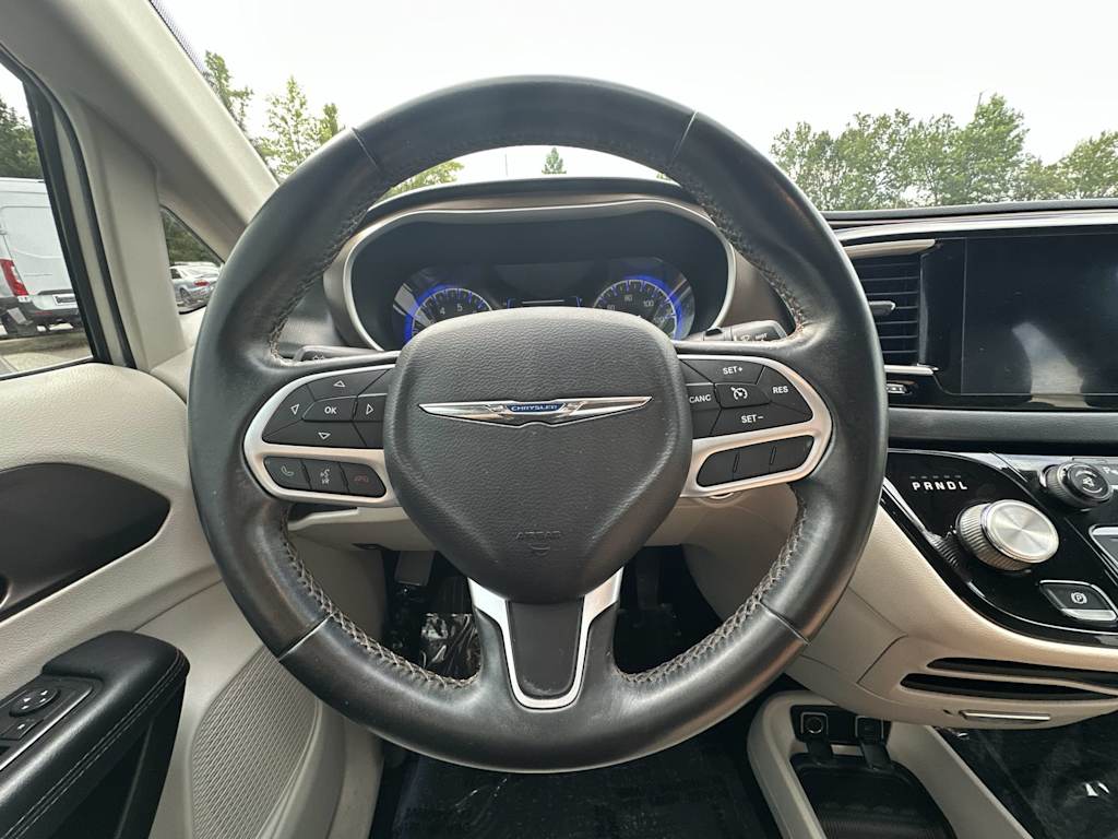 Thumbnail: 2017 Chrysler Pacifica - 10