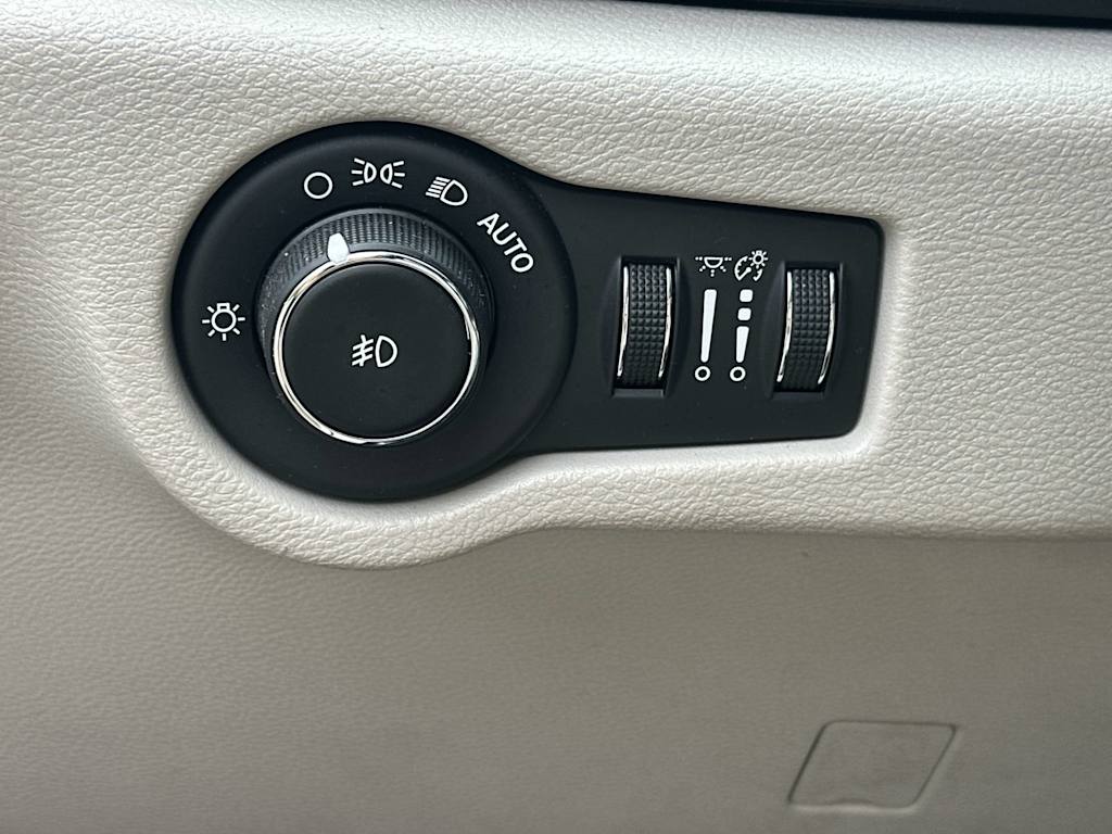 Thumbnail: 2017 Chrysler Pacifica - 25