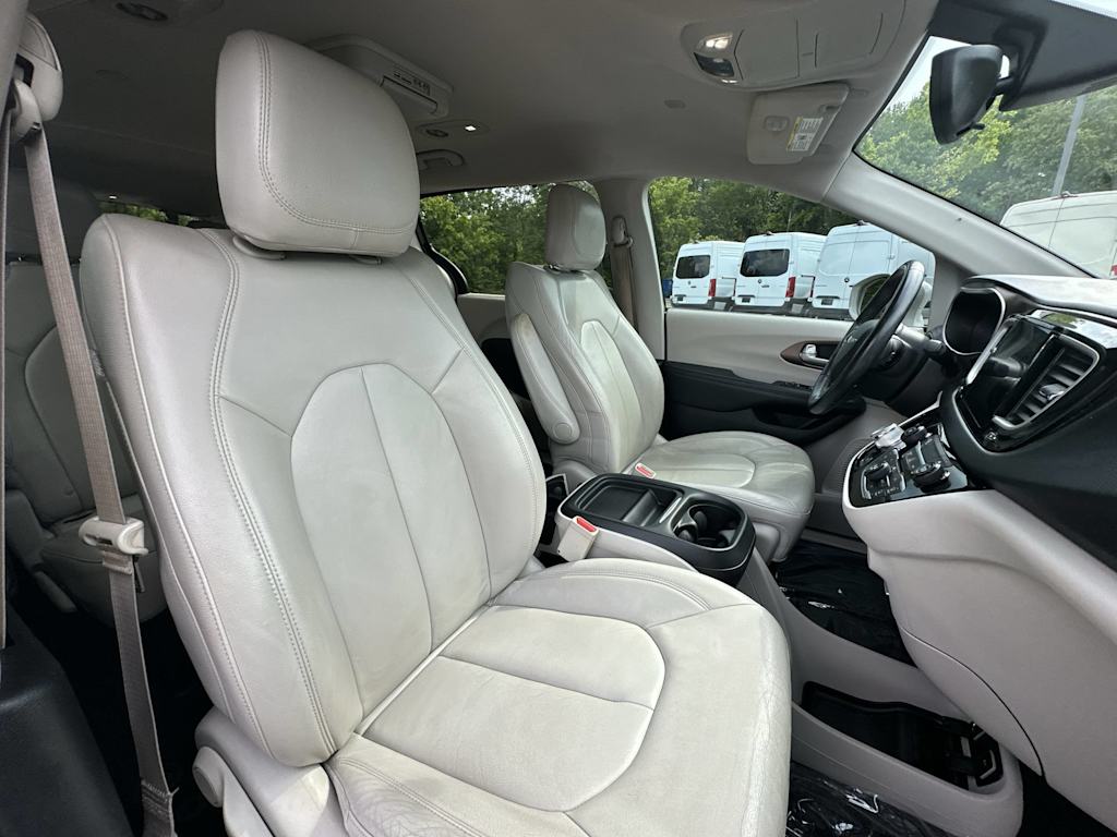 Thumbnail: 2017 Chrysler Pacifica - 30