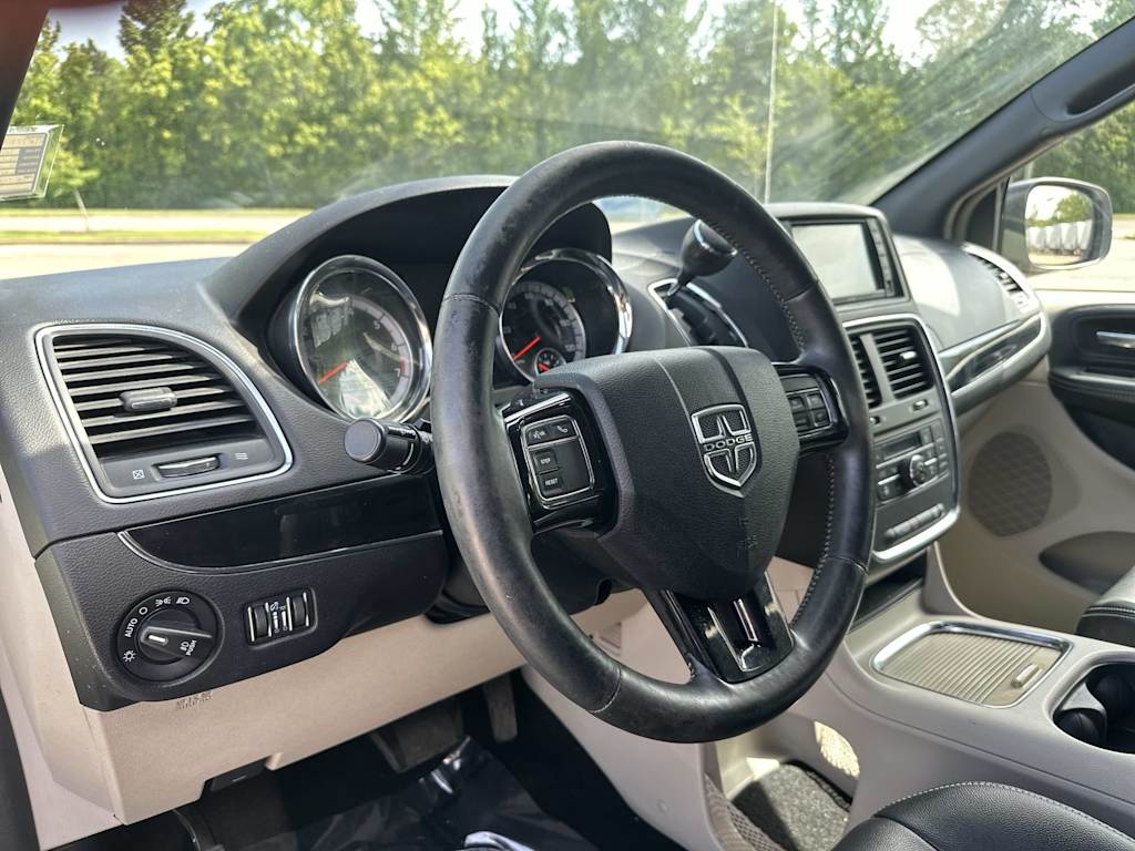 Thumbnail: 2016 Dodge Grand Caravan - 2