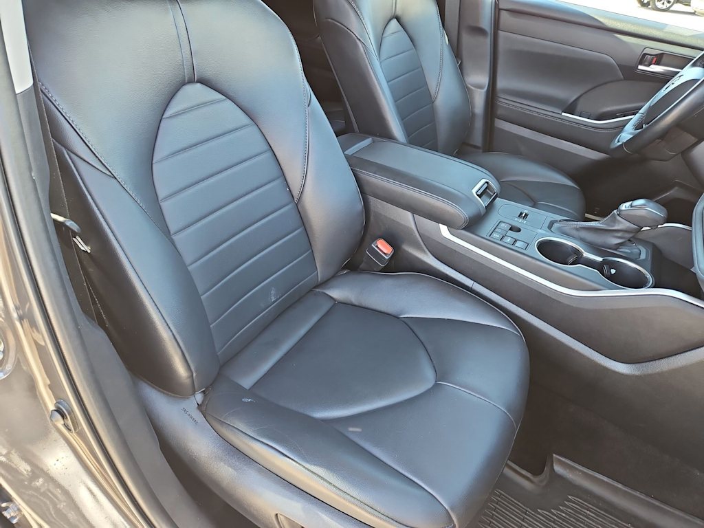 Thumbnail: 2023 Toyota Highlander - 12