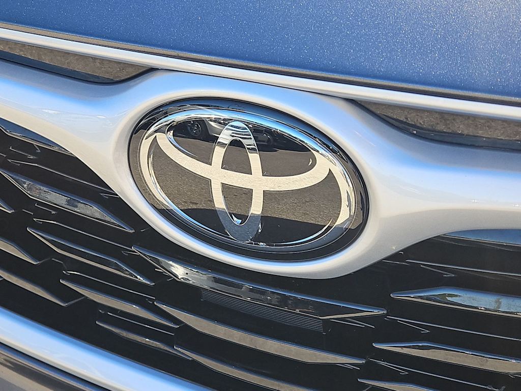 Thumbnail: 2023 Toyota Highlander - 7