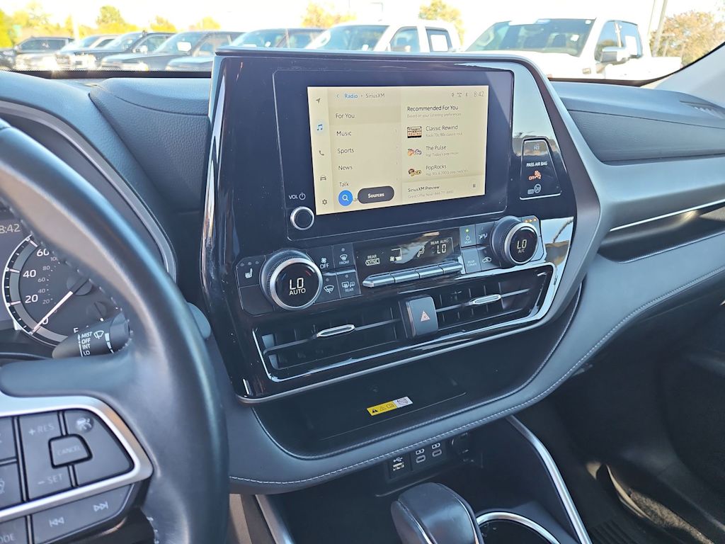 Thumbnail: 2023 Toyota Highlander - 15