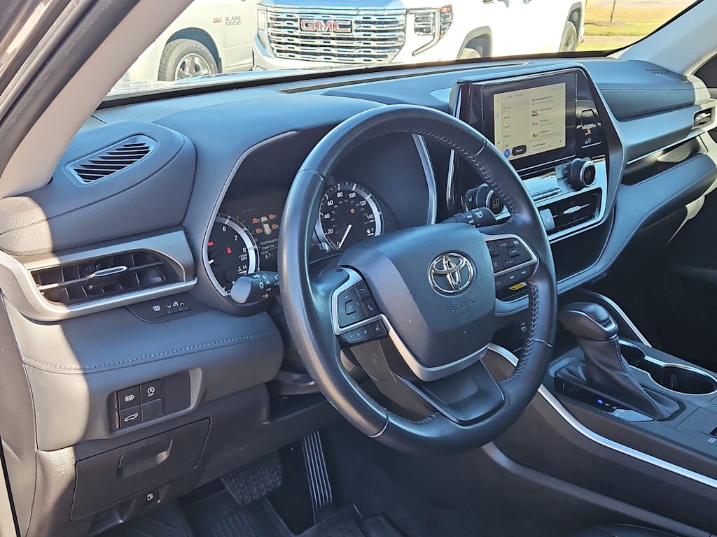 Thumbnail: 2023 Toyota Highlander - 2
