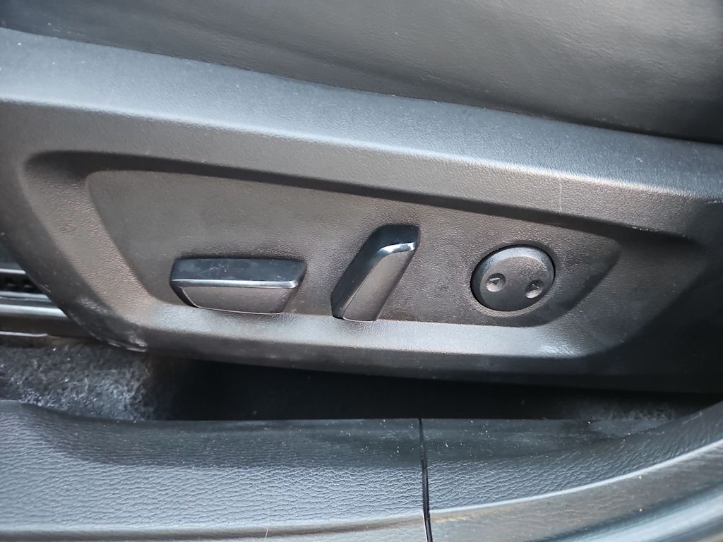 Thumbnail: 2023 Mitsubishi Outlander - 25