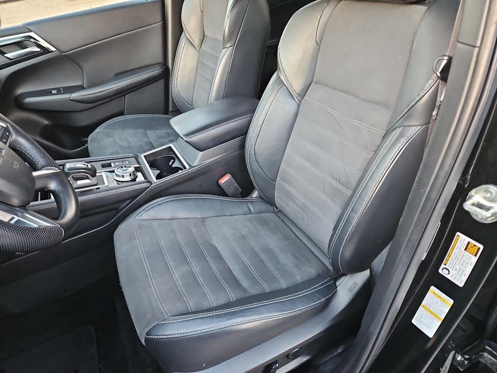 Thumbnail: 2023 Mitsubishi Outlander - 11