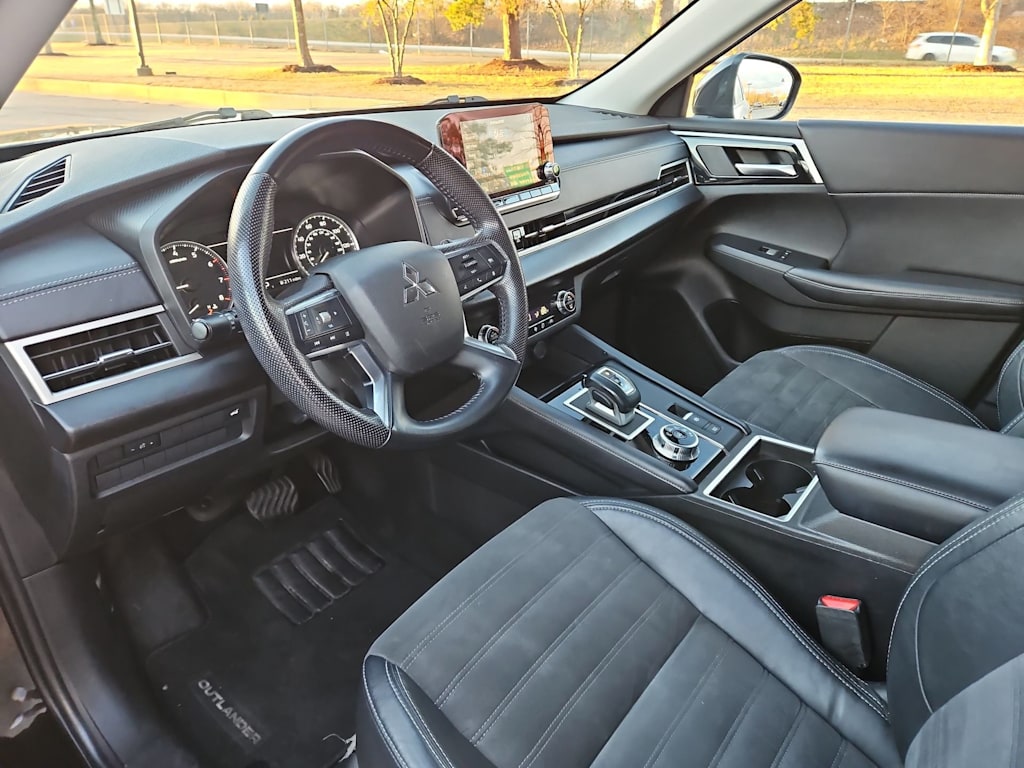 Thumbnail: 2023 Mitsubishi Outlander - 2