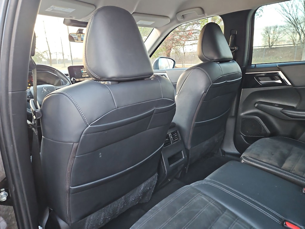 Thumbnail: 2023 Mitsubishi Outlander - 13