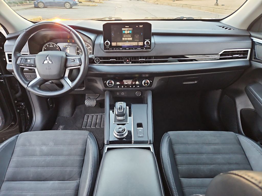 Thumbnail: 2023 Mitsubishi Outlander - 10