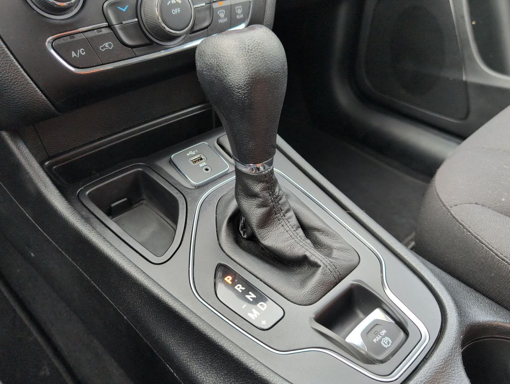 Thumbnail: 2019 Jeep Cherokee - 34