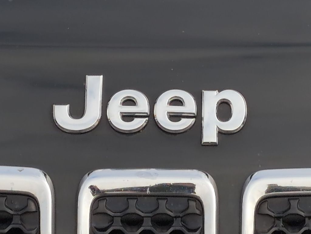Thumbnail: 2019 Jeep Cherokee - 7