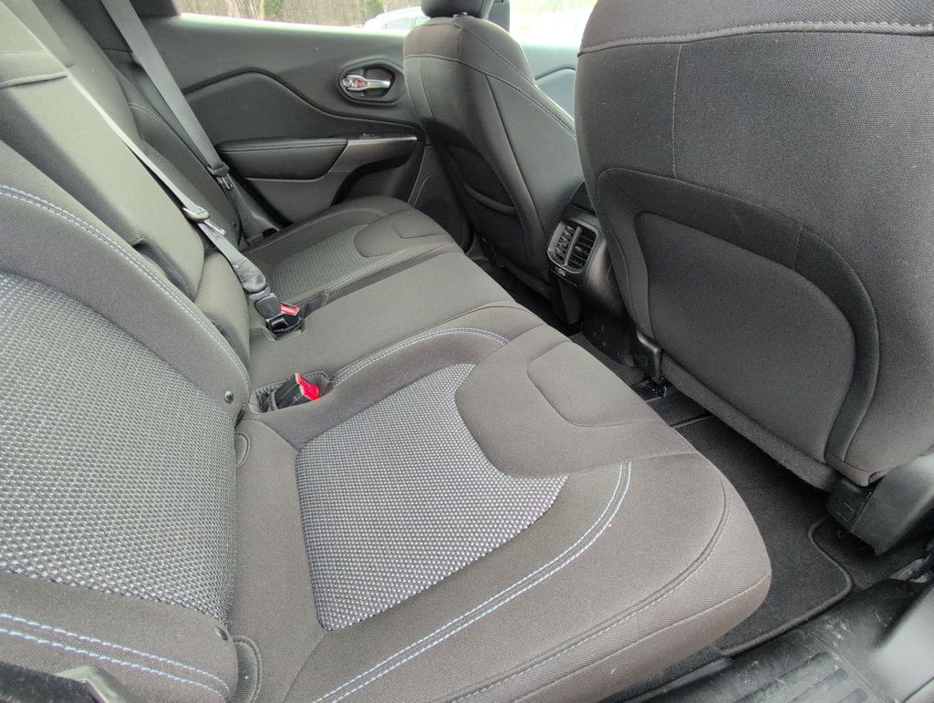 Thumbnail: 2019 Jeep Cherokee - 26