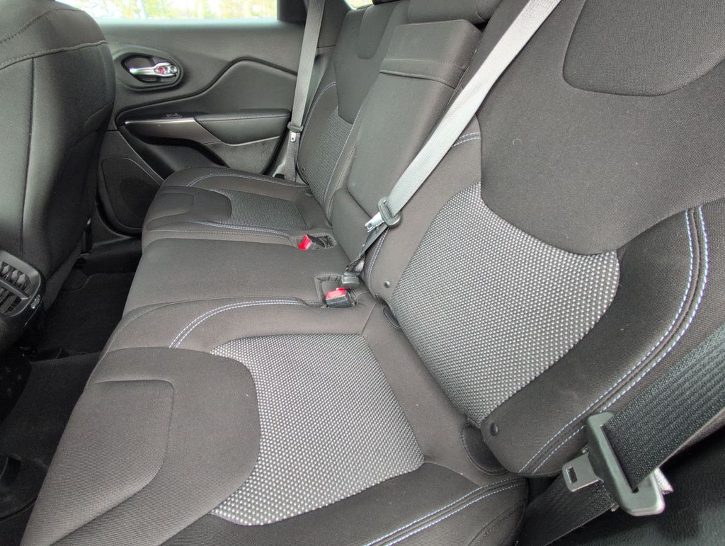 Thumbnail: 2019 Jeep Cherokee - 13