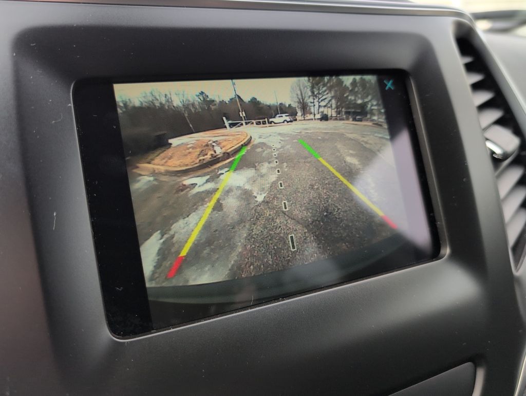 Thumbnail: 2019 Jeep Cherokee - 32