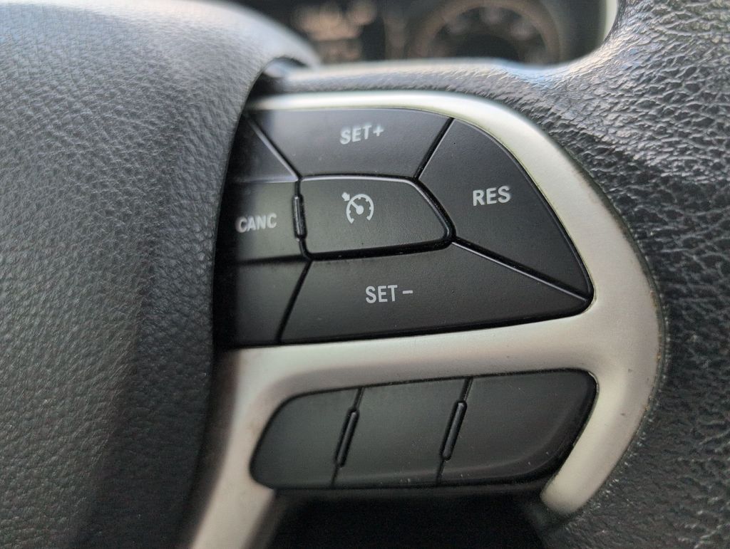 Thumbnail: 2018 Jeep Cherokee - 30