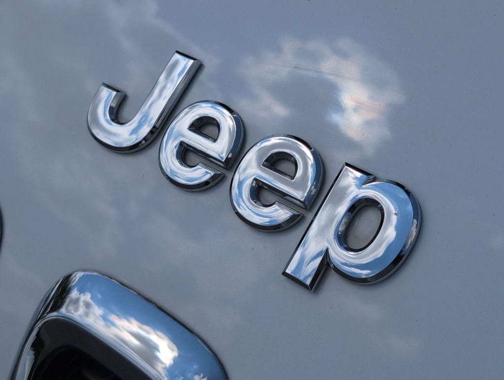 Thumbnail: 2018 Jeep Cherokee - 6