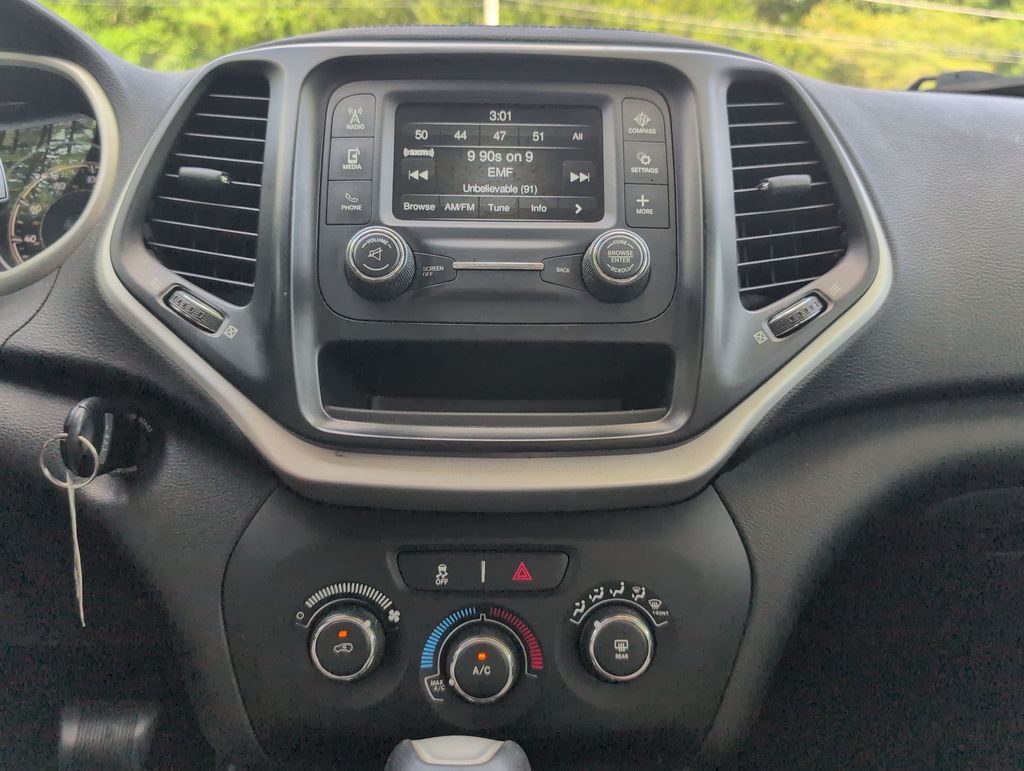 Thumbnail: 2018 Jeep Cherokee - 12