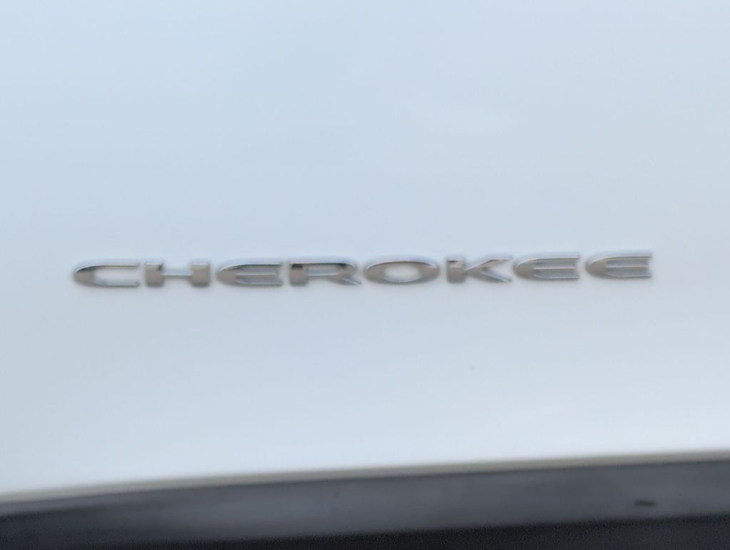 Thumbnail: 2018 Jeep Cherokee - 23