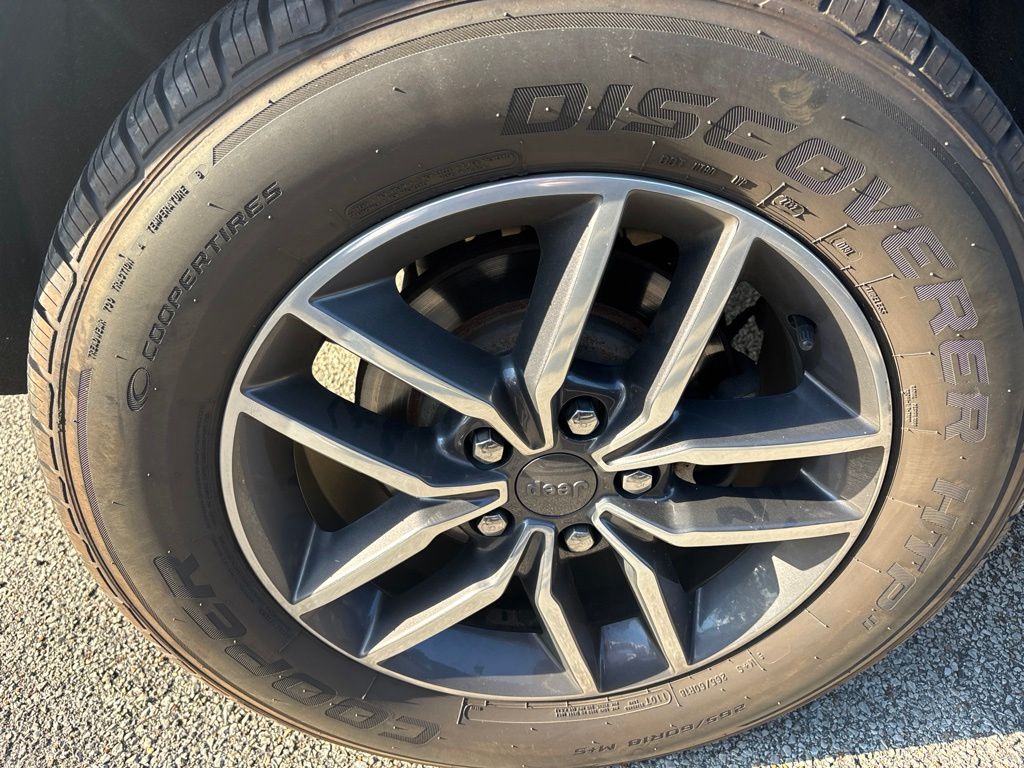 Thumbnail: 2019 Jeep Grand Cherokee - 12