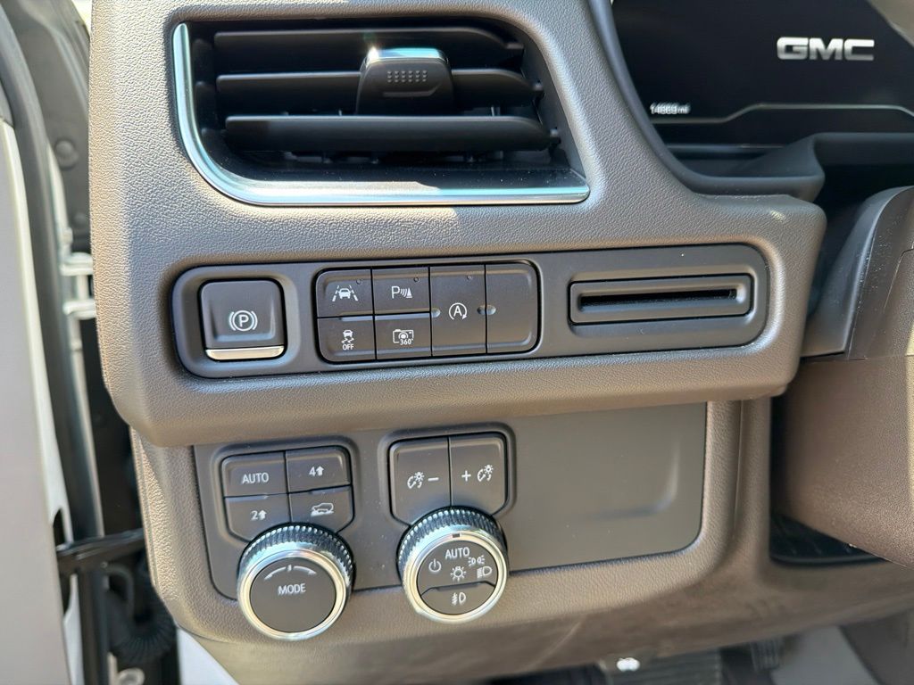 Thumbnail: 2024 GMC Yukon - 17