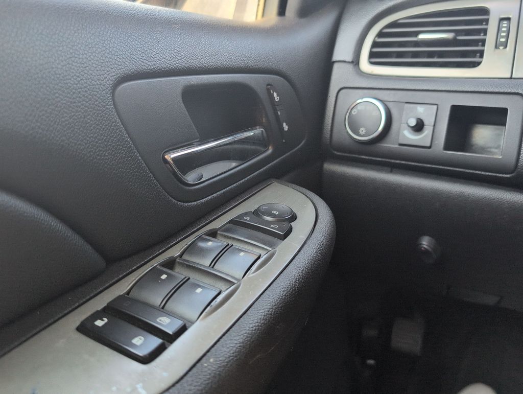 Thumbnail: 2008 Chevrolet Tahoe - 31