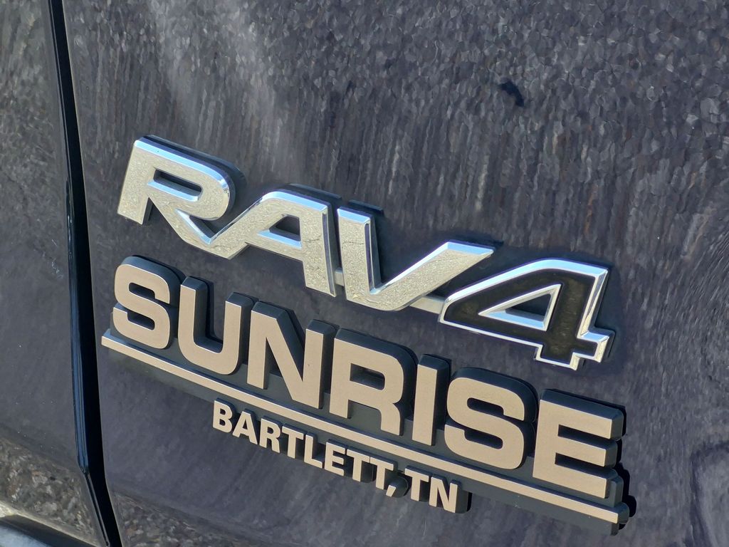 Thumbnail: 2021 Toyota RAV4 - 25